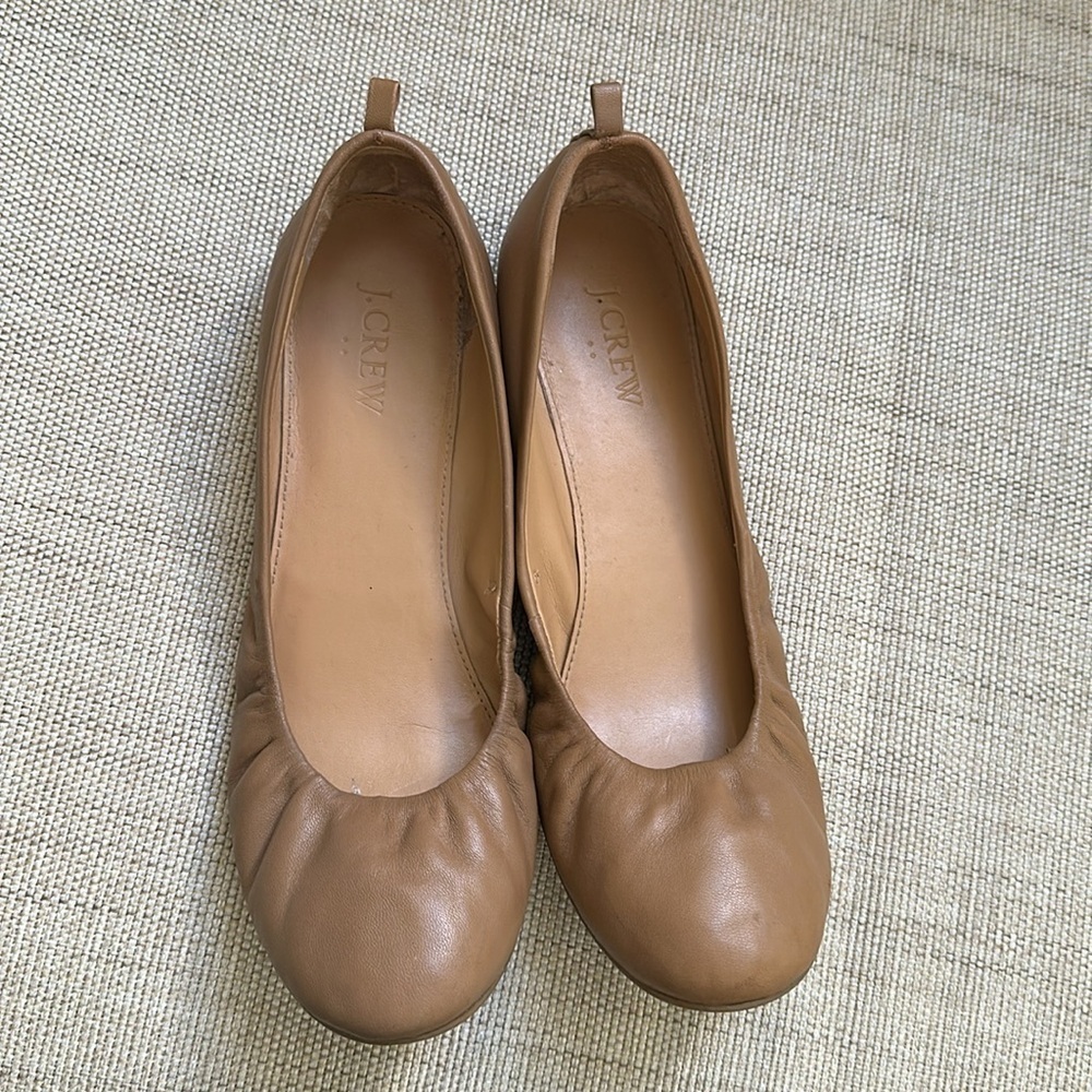 J Crew Leather Upper Ballet Flats Tan Non Skid Rubber Sole Neutral Comfort Flaw